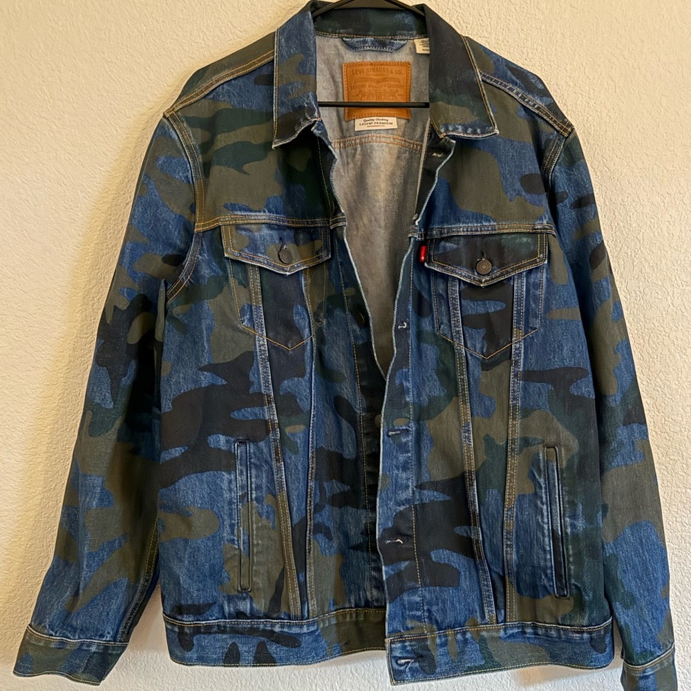 Levi’s Denim Jacket w/Camo Details